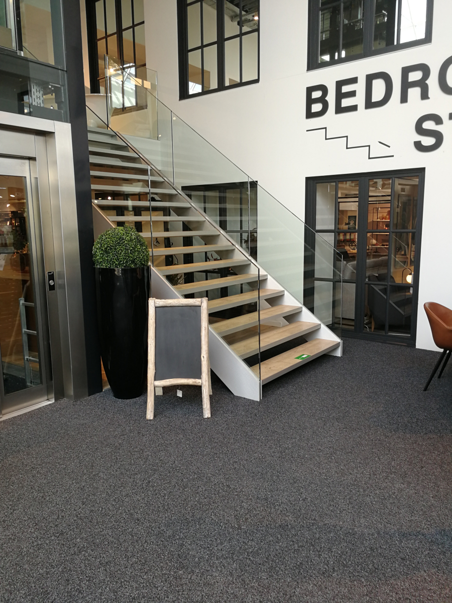 Escalier Avec Marches En Bois Dans Le Showroom De Gaverzicht A