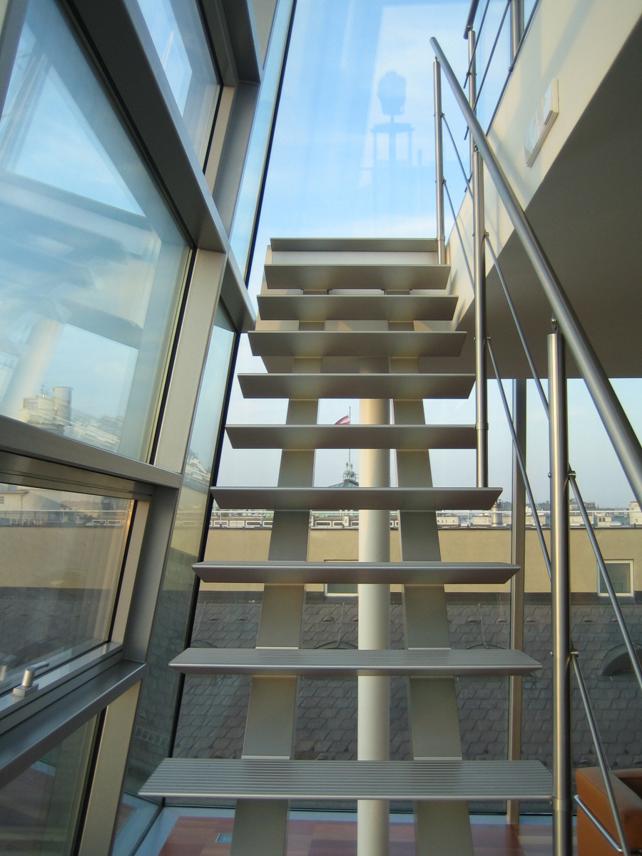 Trap Triangle in glazen toren in Wenen - Graah aluminium designtrappen