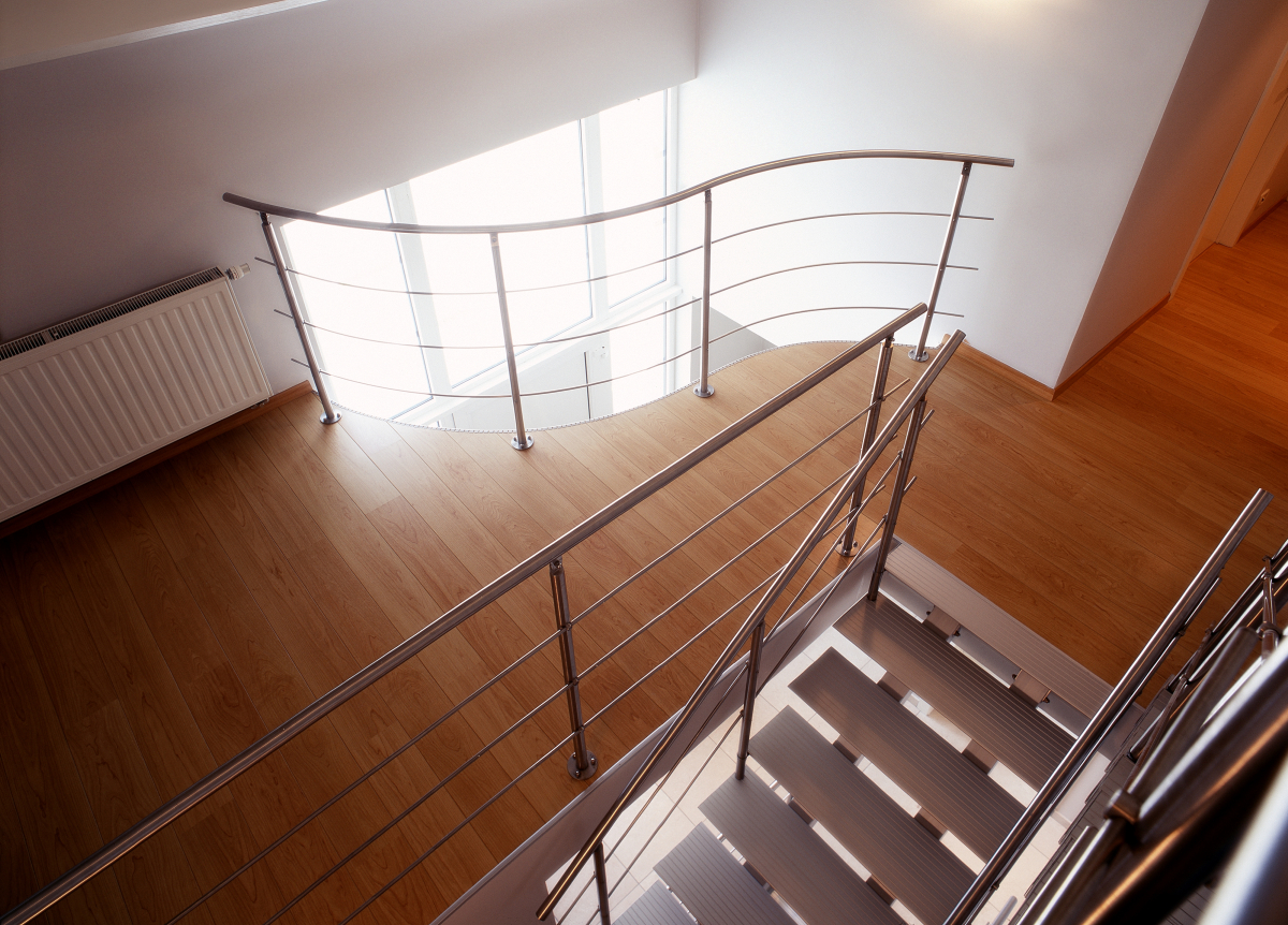 Trap Triangle tegen het verdiep - Graah aluminium designtrappen