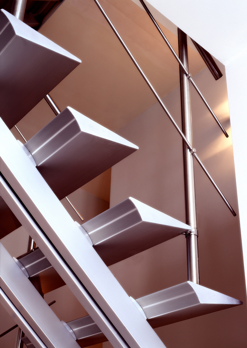 Trap Triangle tegen het verdiep - Graah aluminium designtrappen
