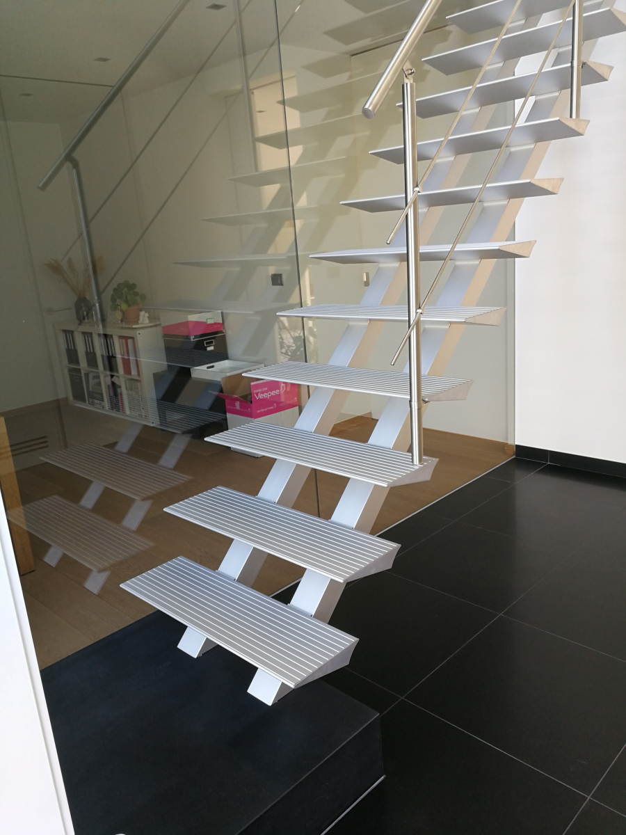 Trap Triangle met glas rondom - Graah aluminium designtrappen