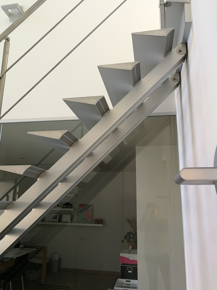 Trap Triangle met glas rondom - Graah aluminium designtrappen