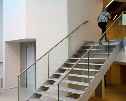 Escalier large Concorde XL dans l'hôpital ZOL