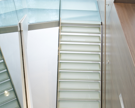 Escalier large en verre chez Boréal à Bruxelles