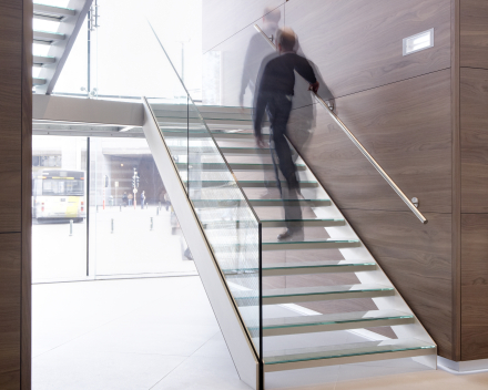 Escalier large en verre chez Boréal à Bruxelles