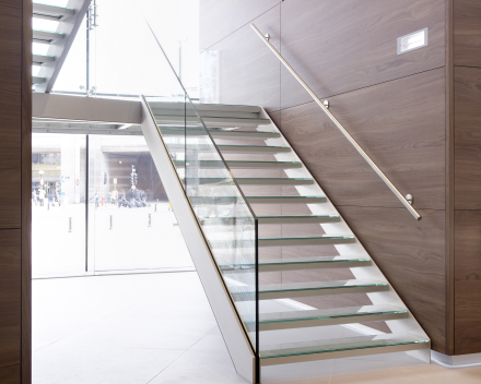 Escalier large en verre chez Boréal à Bruxelles
