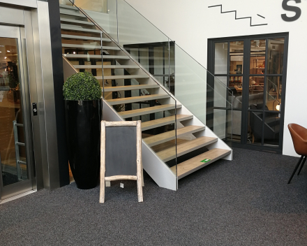 Escalier avec marches en bois dans le showroom de Gaverzicht à Deerlijk