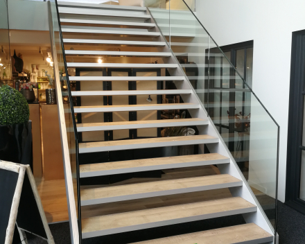 Escalier avec marches en bois dans le showroom de Gaverzicht à Deerlijk