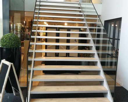 Escalier avec marches en bois dans le showroom de Gaverzicht à Deerlijk