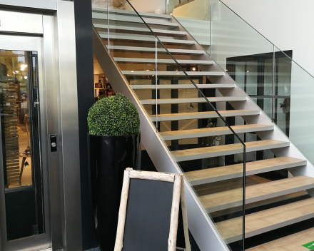 Escalier avec marches en bois dans le showroom de Gaverzicht à Deerlijk