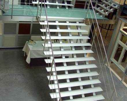 Brede moderne trappen Triangle in de firma Botim