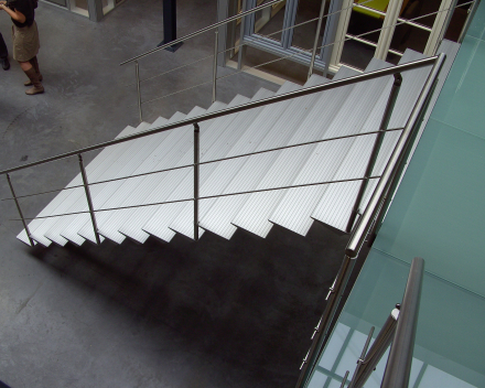 Brede moderne trappen Triangle in de firma Botim