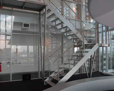 Escalier design Concorde dans la tour ITO