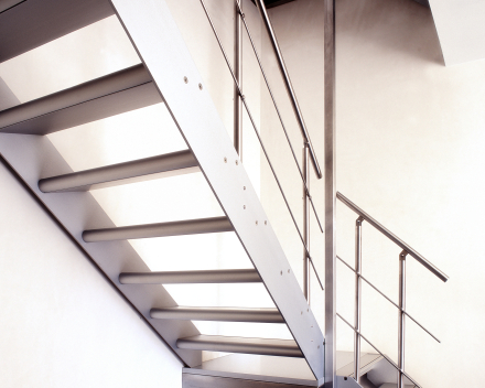 Escalier design Concorde dans un bureau