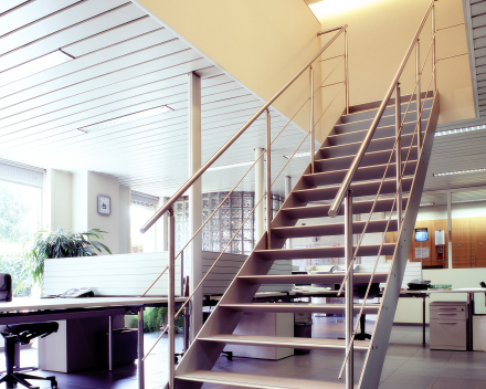 Escalier design Concorde dans un bureau