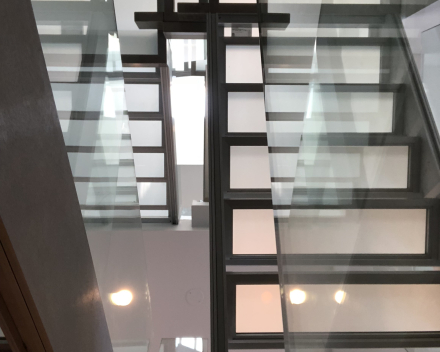 Escalier en verre dans un appartement de luxe à New York