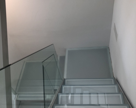 Escalier en verre dans un appartement de luxe à New York