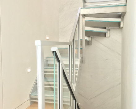 Glass stair with a quarter turn in New York