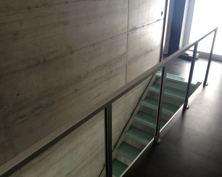 Escalier avec marches en verre chez  bij Monet