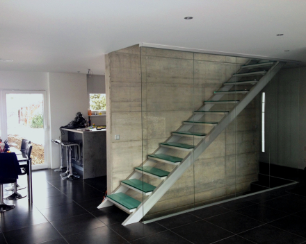 Escalier avec marches en verre chez  bij Monet