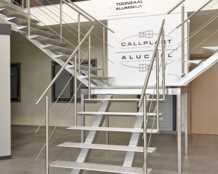 Escalier moderne Triangle dans l'entreprise Callplast