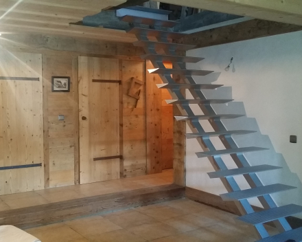 Escalier moderne Triangle dans un chalet