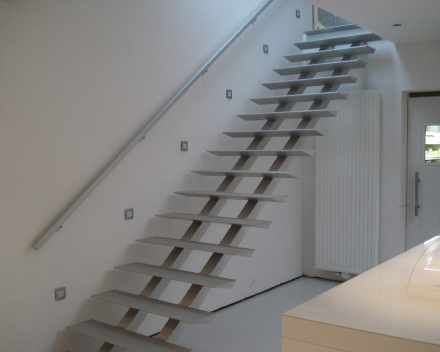 Escalier moderne Triangle chez Desmet-Claeys