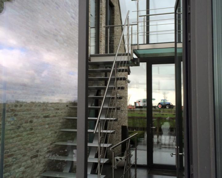 Escalier moderne Triangle chez un docteur à Veurne