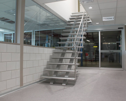 Escalier moderne Triangle dans l'entreprise Sax / Florisan