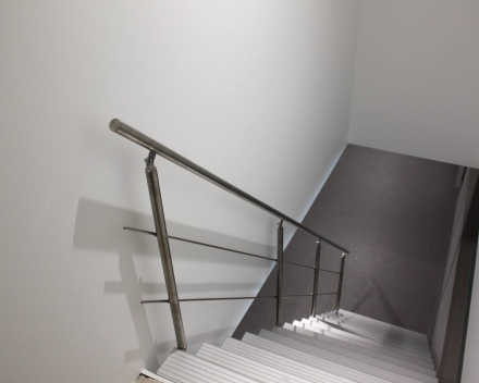 Escalier moderne Triangle dans l'entreprise Sax / Florisan