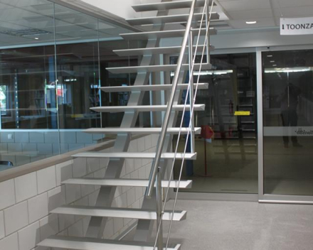 Moderne trap Triangle bij sanitairbedrijf Sax / Florisan