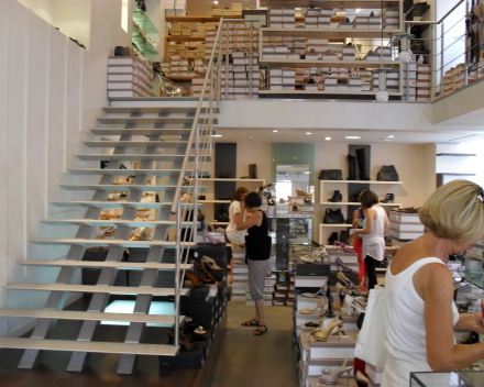 Escalier moderne Triangle dans un magasin de Heyraud