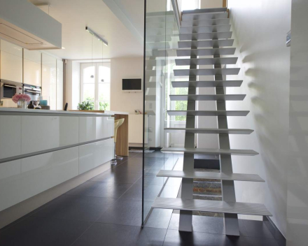 Moderne trap in een keuken