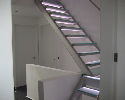 Illuminated stair with glass treads in the Project CameleonS1 in Beek