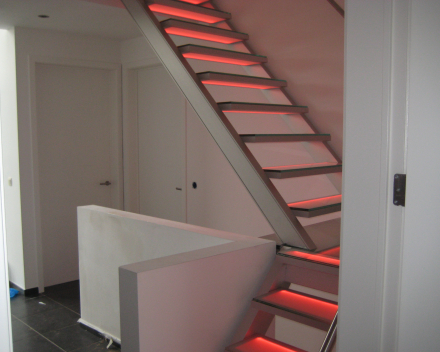 Illuminated stair with glass treads in the Project CameleonS1 in Beek