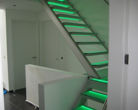 Illuminated stair with glass treads in the Project CameleonS1 in Beek