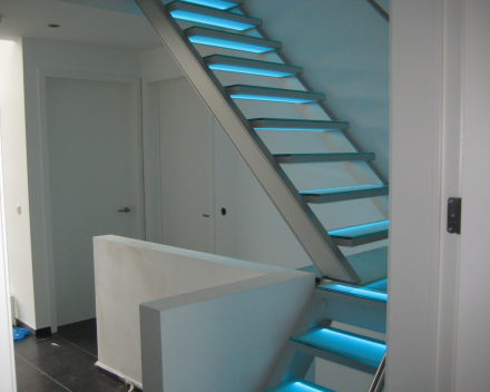 Illuminated stair with glass treads in the Project CameleonS1 in Beek