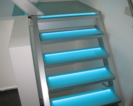 Illuminated stair with glass treads in the Project CameleonS1 in Beek