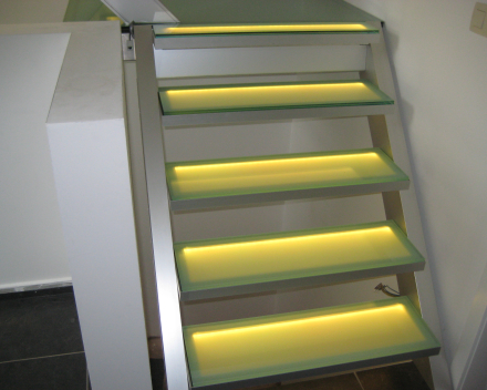 Illuminated stair with glass treads in the Project CameleonS1 in Beek