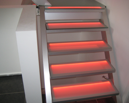 Illuminated stair with glass treads in the Project CameleonS1 in Beek