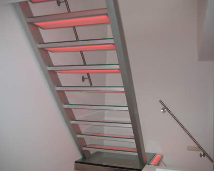 Illuminated stair with glass treads in the Project CameleonS1 in Beek