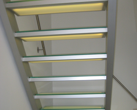 Illuminated stair with glass treads in the Project CameleonS1 in Beek