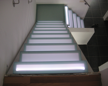 Escalier illuminé avec marches en verre dans le Projet CameleonS1 in Beek