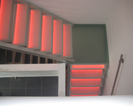 Illuminated stair with glass treads in the Project CameleonS1 in Beek