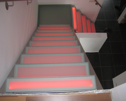 Escalier illuminé avec marches en verre dans le Projet CameleonS1 in Beek