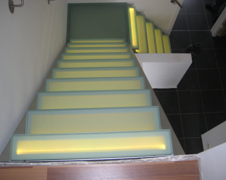 Illuminated stair with glass treads in the Project CameleonS1 in Beek