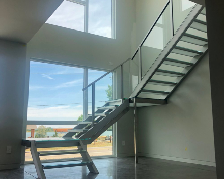 Escalier illuminé avec marches en verre à Colorado (US)