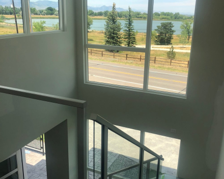 Escalier illuminé avec marches en verre à Colorado (US)