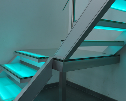 Verlichte trap met glazen treden bij Devloo in Eeklo