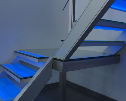 Escalier illuminé avec marches en verre chez Devloo à Eeklo